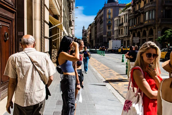 Barselona, İspanya - 28 Ağustos 2023 Barselona caddesinde yürüyen turistler, sembolik bir şehir ve İspanya Kataloglarının başkenti.