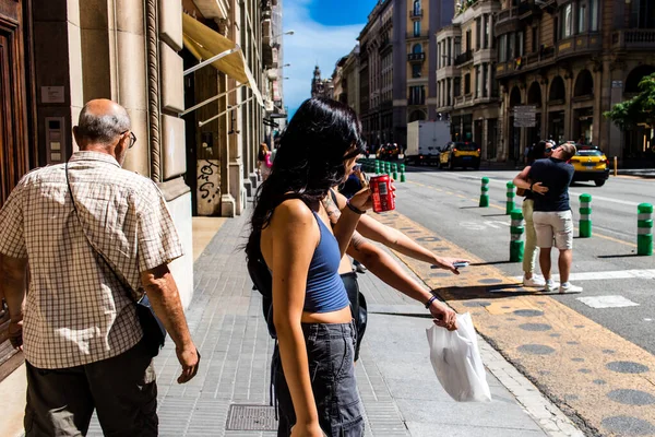 Barselona, İspanya - 28 Ağustos 2023 Barselona caddesinde yürüyen turistler, sembolik bir şehir ve İspanya Kataloglarının başkenti.