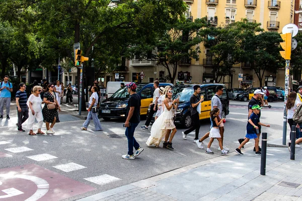 Barselona, İspanya - 28 Ağustos 2023 Barselona caddesinde yürüyen turistler, sembolik bir şehir ve İspanya Kataloglarının başkenti.