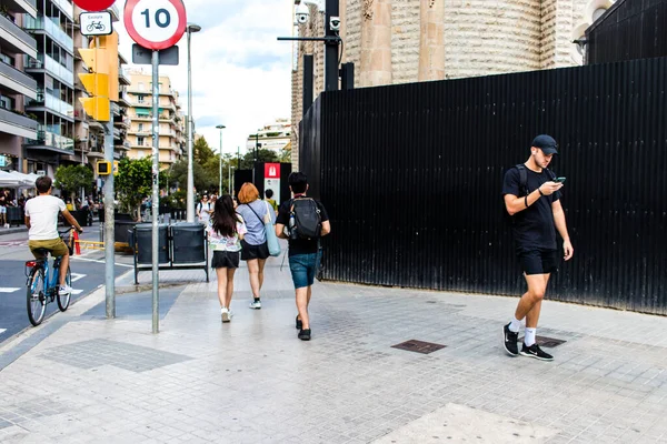 Barselona, İspanya - 28 Ağustos 2023 Barselona caddesinde yürüyen turistler, sembolik bir şehir ve İspanya Kataloglarının başkenti.