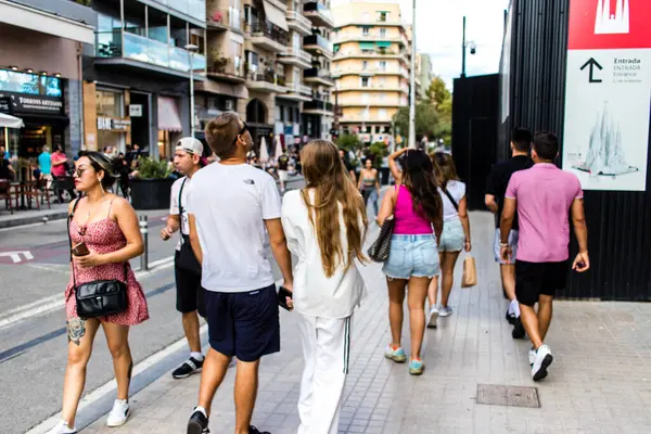 Barselona, İspanya - 28 Ağustos 2023 Barselona caddesinde yürüyen turistler, sembolik bir şehir ve İspanya Kataloglarının başkenti.