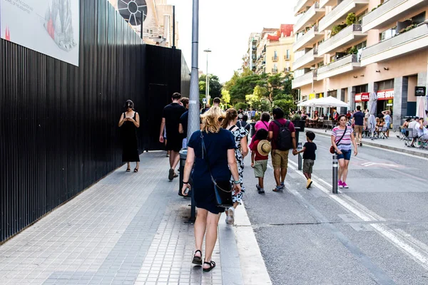 Barselona, İspanya - 28 Ağustos 2023 Barselona caddesinde yürüyen turistler, sembolik bir şehir ve İspanya Kataloglarının başkenti.
