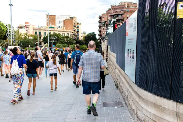 Barcelona España Agosto 2023 Turistas Caminando Por Calle Barcelona Una —  Fotos de Stock