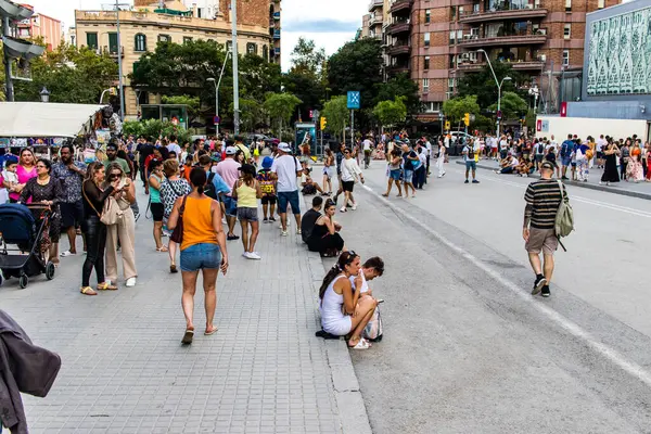 Barselona, İspanya - 28 Ağustos 2023 Barselona caddesinde yürüyen turistler, sembolik bir şehir ve İspanya Kataloglarının başkenti.