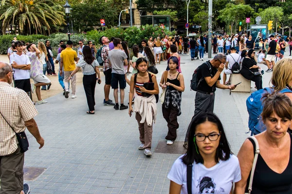 Barselona, İspanya - 28 Ağustos 2023 Barselona caddesinde yürüyen turistler, sembolik bir şehir ve İspanya Kataloglarının başkenti.