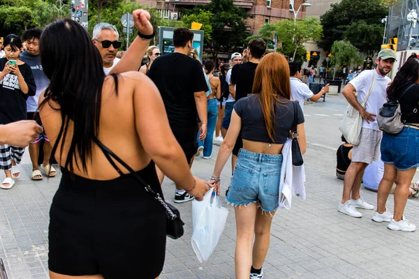 Βαρκελώνη Ισπανία Αυγούστου 2023 Τουρίστες Που Περπατούν Στο Δρόμο Της — Φωτογραφία Αρχείου