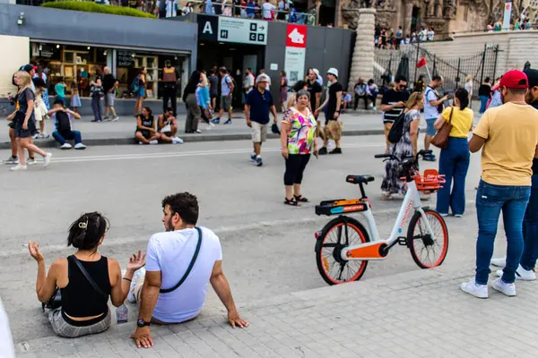 Barselona, İspanya - 28 Ağustos 2023 Barselona caddesinde yürüyen turistler, sembolik bir şehir ve İspanya Kataloglarının başkenti.