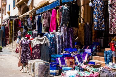 Essaouira, Fas - 20 Ağustos 2023 Medine 'de yer alan Essaouira çarşısı, kumaş, gıda ürünleri, makyaj ve daha birçok ürün sunan geleneksel Arap pazarlarıdır.