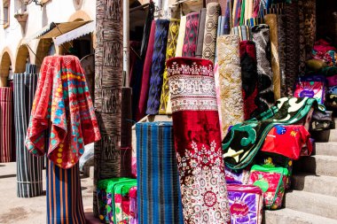 Essaouira, Fas - 20 Ağustos 2023 Medine 'de yer alan Essaouira çarşısı, kumaş, gıda ürünleri, makyaj ve daha birçok ürün sunan geleneksel Arap pazarlarıdır.