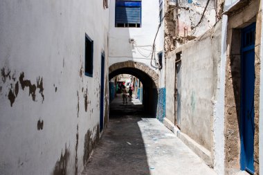 Essaouira, Fas - 20 Ağustos 2023 Medine 'de yer alan Essaouira çarşısı, kumaş, gıda ürünleri, makyaj ve daha birçok ürün sunan geleneksel Arap pazarlarıdır.