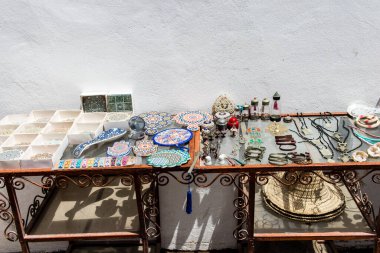 Essaouira, Fas - 20 Ağustos 2023 Medine 'de yer alan Essaouira çarşısı, kumaş, gıda ürünleri, makyaj ve daha birçok ürün sunan geleneksel Arap pazarlarıdır.