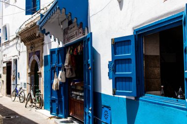 Essaouira, Fas - 20 Ağustos 2023 Medine 'de yer alan Essaouira çarşısı, kumaş, gıda ürünleri, makyaj ve daha birçok ürün sunan geleneksel Arap pazarlarıdır.