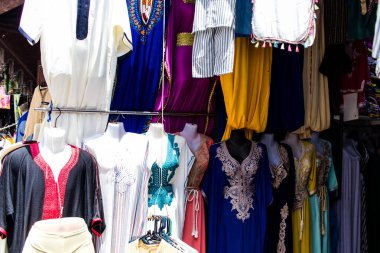 Essaouira, Fas - 20 Ağustos 2023 Medine 'de yer alan Essaouira çarşısı, kumaş, gıda ürünleri, makyaj ve daha birçok ürün sunan geleneksel Arap pazarlarıdır.