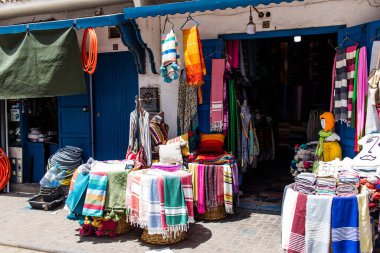Essaouira, Fas - 20 Ağustos 2023 Medine 'de yer alan Essaouira çarşısı, kumaş, gıda ürünleri, makyaj ve daha birçok ürün sunan geleneksel Arap pazarlarıdır.