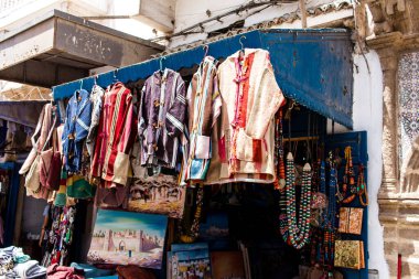 Essaouira, Fas - 20 Ağustos 2023 Medine 'de yer alan Essaouira çarşısı, kumaş, gıda ürünleri, makyaj ve daha birçok ürün sunan geleneksel Arap pazarlarıdır.