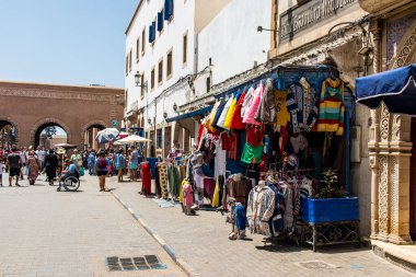 Essaouira, Fas - 20 Ağustos 2023 Medine 'de yer alan Essaouira çarşısı, kumaş, gıda ürünleri, makyaj ve daha birçok ürün sunan geleneksel Arap pazarlarıdır.
