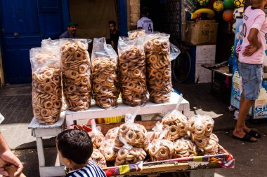 Essaouira, Fas - 20 Ağustos 2023 Medine 'de yer alan Essaouira çarşısı, kumaş, gıda ürünleri, makyaj ve daha birçok ürün sunan geleneksel Arap pazarlarıdır.