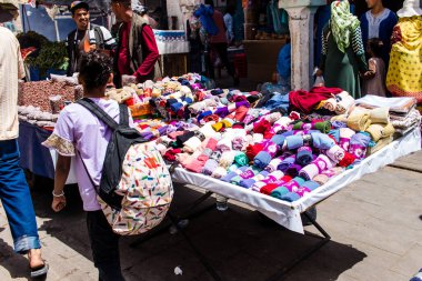 Essaouira, Fas - 20 Ağustos 2023 Medine 'de yer alan Essaouira çarşısı, kumaş, gıda ürünleri, makyaj ve daha birçok ürün sunan geleneksel Arap pazarlarıdır.