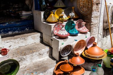 Essaouira, Fas - 20 Ağustos 2023 Medine 'de yer alan Essaouira çarşısı, kumaş, gıda ürünleri, makyaj ve daha birçok ürün sunan geleneksel Arap pazarlarıdır.