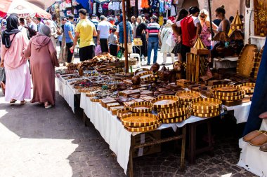 Essaouira, Fas - 20 Ağustos 2023 Medine 'de yer alan Essaouira çarşısı, kumaş, gıda ürünleri, makyaj ve daha birçok ürün sunan geleneksel Arap pazarlarıdır.