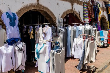 Essaouira, Fas - 20 Ağustos 2023 Medine 'de yer alan Essaouira çarşısı, kumaş, gıda ürünleri, makyaj ve daha birçok ürün sunan geleneksel Arap pazarlarıdır.