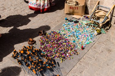 Essaouira, Fas - 20 Ağustos 2023 Medine 'de yer alan Essaouira çarşısı, kumaş, gıda ürünleri, makyaj ve daha birçok ürün sunan geleneksel Arap pazarlarıdır.