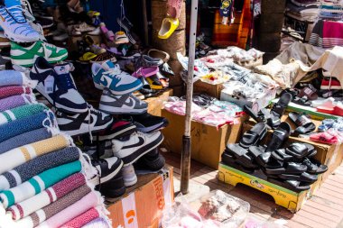 Essaouira, Fas - 20 Ağustos 2023 Medine 'de yer alan Essaouira çarşısı, kumaş, gıda ürünleri, makyaj ve daha birçok ürün sunan geleneksel Arap pazarlarıdır.