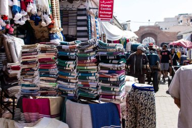 Essaouira, Fas - 20 Ağustos 2023 Medine 'de yer alan Essaouira çarşısı, kumaş, gıda ürünleri, makyaj ve daha birçok ürün sunan geleneksel Arap pazarlarıdır.