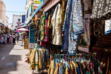 Essaouira, Fas - 20 Ağustos 2023 Medine 'de yer alan Essaouira çarşısı, kumaş, gıda ürünleri, makyaj ve daha birçok ürün sunan geleneksel Arap pazarlarıdır.