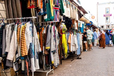 Essaouira, Fas - 20 Ağustos 2023 Medine 'de yer alan Essaouira çarşısı, kumaş, gıda ürünleri, makyaj ve daha birçok ürün sunan geleneksel Arap pazarlarıdır.