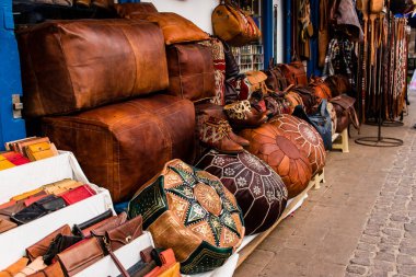 Essaouira, Fas - 20 Ağustos 2023 Medine 'de yer alan Essaouira çarşısı, kumaş, gıda ürünleri, makyaj ve daha birçok ürün sunan geleneksel Arap pazarlarıdır.