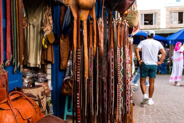 Essaouira, Fas - 20 Ağustos 2023 Medine 'de yer alan Essaouira çarşısı, kumaş, gıda ürünleri, makyaj ve daha birçok ürün sunan geleneksel Arap pazarlarıdır.