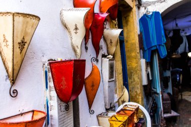 Essaouira, Fas - 20 Ağustos 2023 Medine 'de yer alan Essaouira çarşısı, kumaş, gıda ürünleri, makyaj ve daha birçok ürün sunan geleneksel Arap pazarlarıdır.