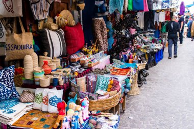 Essaouira, Fas - 20 Ağustos 2023 Medine 'de yer alan Essaouira çarşısı, kumaş, gıda ürünleri, makyaj ve daha birçok ürün sunan geleneksel Arap pazarlarıdır.