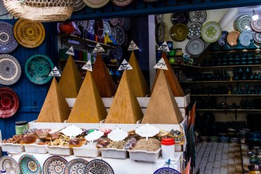 Essaouira, Fas - 20 Ağustos 2023 Medine 'de yer alan Essaouira çarşısı, kumaş, gıda ürünleri, makyaj ve daha birçok ürün sunan geleneksel Arap pazarlarıdır.