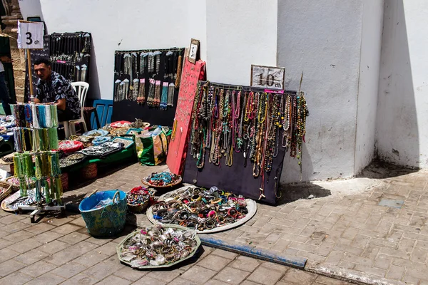モロッコのエスウィラ 2023年8月20日 メディナに位置するエスウィラのスークは ファブリック メイクなどの製品のすべての種類を提供する伝統的なアラブ市場です — ストック写真
