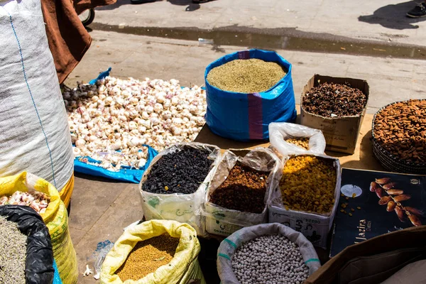 Essaouira, Fas - 20 Ağustos 2023 Medine 'de yer alan Essaouira çarşısı, kumaş, gıda ürünleri, makyaj ve daha birçok ürün sunan geleneksel Arap pazarlarıdır.