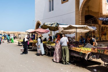 Essaouira, Fas - 20 Ağustos 2023 Essaouira çarşısını ziyaret eden insanlar, eski şehrin Medine 'sinde her türlü ürünü sunan geleneksel Arap pazarları..