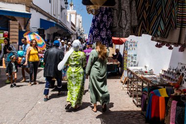 Essaouira, Fas - 20 Ağustos 2023 Essaouira çarşısını ziyaret eden insanlar, eski şehrin Medine 'sinde her türlü ürünü sunan geleneksel Arap pazarları..