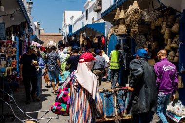 Essaouira, Fas - 20 Ağustos 2023 Essaouira çarşısını ziyaret eden insanlar, eski şehrin Medine 'sinde her türlü ürünü sunan geleneksel Arap pazarları..