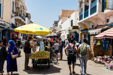 Essaouira, Fas - 20 Ağustos 2023 Essaouira çarşısını ziyaret eden insanlar, eski şehrin Medine 'sinde her türlü ürünü sunan geleneksel Arap pazarları..