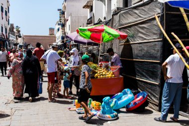 Essaouira, Fas - 20 Ağustos 2023 Essaouira çarşısını ziyaret eden insanlar, eski şehrin Medine 'sinde her türlü ürünü sunan geleneksel Arap pazarları..