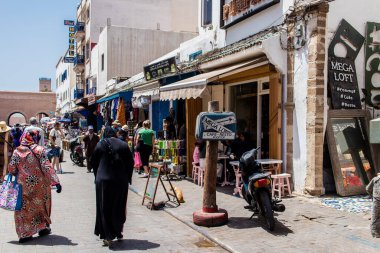 Essaouira, Fas - 20 Ağustos 2023 Essaouira çarşısını ziyaret eden insanlar, eski şehrin Medine 'sinde her türlü ürünü sunan geleneksel Arap pazarları..