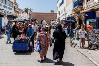 Essaouira, Fas - 20 Ağustos 2023 Essaouira çarşısını ziyaret eden insanlar, eski şehrin Medine 'sinde her türlü ürünü sunan geleneksel Arap pazarları..