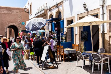 Essaouira, Fas - 20 Ağustos 2023 Essaouira çarşısını ziyaret eden insanlar, eski şehrin Medine 'sinde her türlü ürünü sunan geleneksel Arap pazarları..