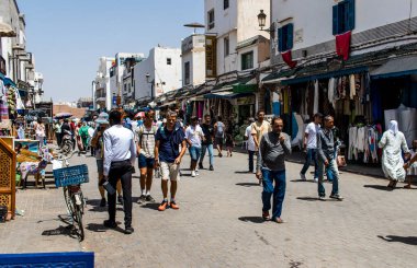 Essaouira, Fas - 20 Ağustos 2023 Essaouira çarşısını ziyaret eden insanlar, eski şehrin Medine 'sinde her türlü ürünü sunan geleneksel Arap pazarları..