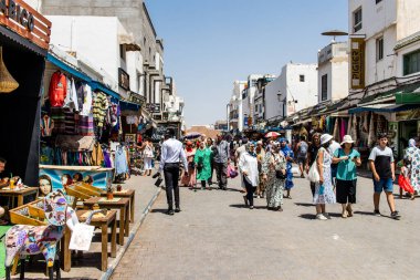 Essaouira, Fas - 20 Ağustos 2023 Essaouira çarşısını ziyaret eden insanlar, eski şehrin Medine 'sinde her türlü ürünü sunan geleneksel Arap pazarları..
