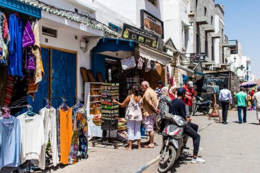 Essaouira, Fas - 20 Ağustos 2023 Essaouira çarşısını ziyaret eden insanlar, eski şehrin Medine 'sinde her türlü ürünü sunan geleneksel Arap pazarları..