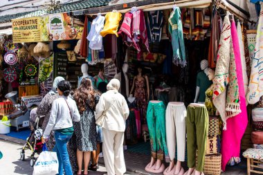 Essaouira, Fas - 20 Ağustos 2023 Essaouira çarşısını ziyaret eden insanlar, eski şehrin Medine 'sinde her türlü ürünü sunan geleneksel Arap pazarları..