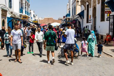 Essaouira, Fas - 20 Ağustos 2023 Essaouira çarşısını ziyaret eden insanlar, eski şehrin Medine 'sinde her türlü ürünü sunan geleneksel Arap pazarları..